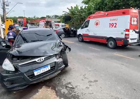 Militar bêbado invade contramão e causa acidente grave em Manaus
