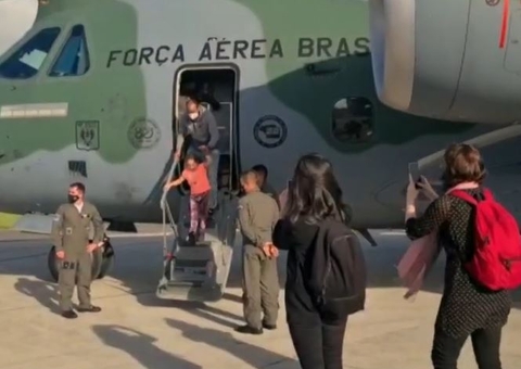 Avião da FAB chega ao Brasil com mais de 65 pessoas resgatadas na Ucrânia
