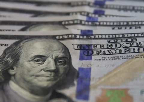 Dólar sobe para R$ 5,75 com tarifas de Trump e declarações de Haddad