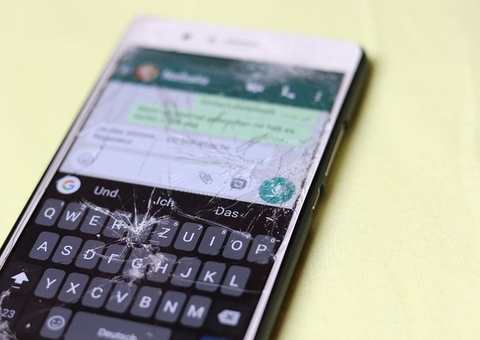Homem bate em esposa em Manaus por ciúmes de mensagens de celular