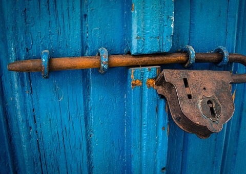 Mãe é presa após deixar três crianças sozinhas em casa em Manaus