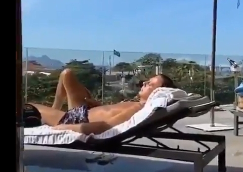 Sem máscara, Doria é flagrado tomando sol em hotel de Copacabana; vídeo