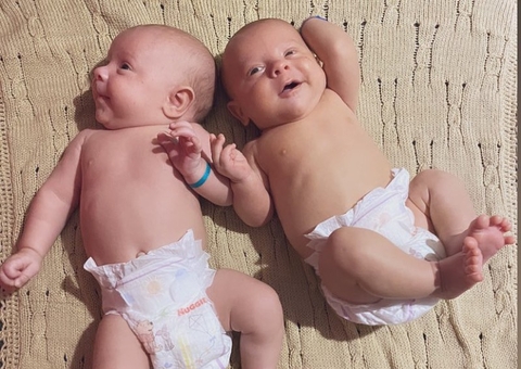 Mãe precisa de ajuda do governo para identificar gêmeos idênticos