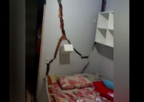 Vídeo: Moradores mostram casa destruída após deslizamento de barranco em Manaus