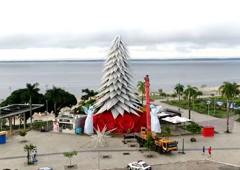 Decoração natalina gigante na Ponta Negra é danificada durante temporal em Manaus