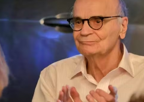 Dráuzio Varella e atriz Regina Braga trocam beijos em rara aparição