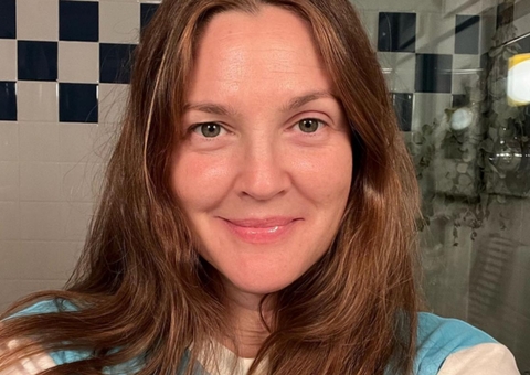 Drew Barrymore conta que mãe proibia doces, mas liberava drogas e álcool
