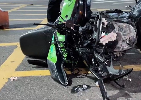 Motociclista de aplicativo fica ferido em acidente em Manaus