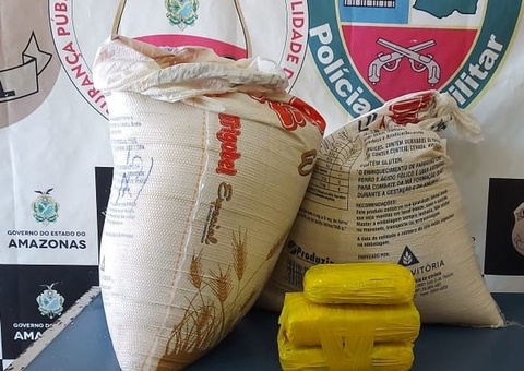 Drogas escondidas em sacos de farinha são apreendidas em barco no Amazonas