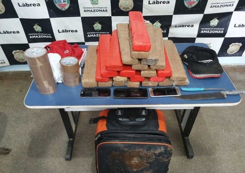 Membros de facção são flagrados desenterrando drogas em terreno no Amazonas