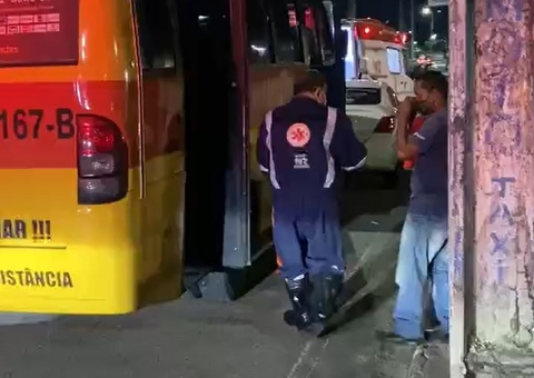 Mulher entra em trabalho de parto dentro de micro-ônibus em Manaus