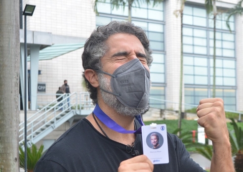 Marcos Mion é recebido com tapete vermelho e ‘pira’ ao ganhar crachá da Globo