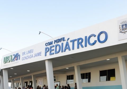 Criança de 1 ano dorme por cima do irmão de 3 meses e bebê morre