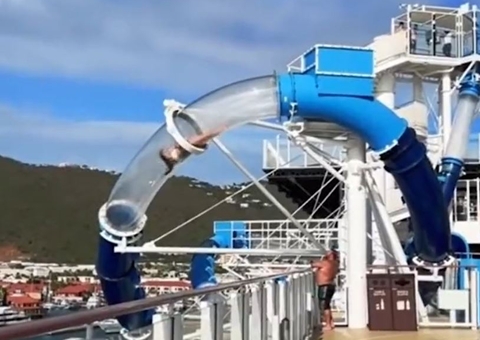 Vídeo mostra mulher presa em tobogã suspenso no meio do oceano