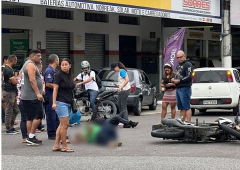 Acidente com moto deixa piloto e passageiro feridos em avenida de Manaus