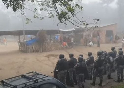 Reintegração de posse retira moradores de área invadida em Manaus