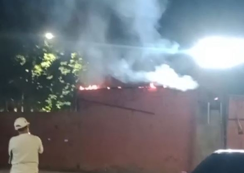 Idoso escapa de incêndio que consumiu casa no Terra Nova 