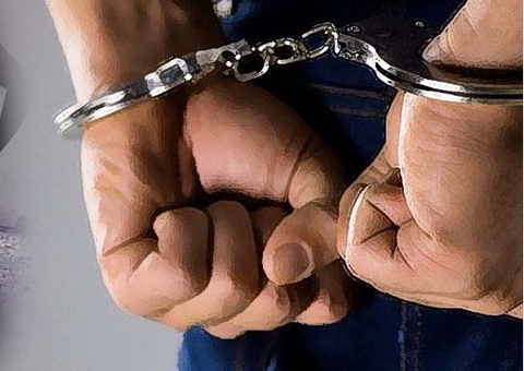 Adolescente é apreendido com arma após assaltar micro-ônibus em Manaus