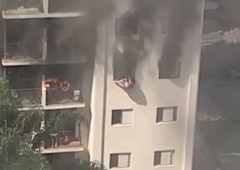 Mulher que se jogou do 6º andar de prédio para fugir de incêndio morre em hospital