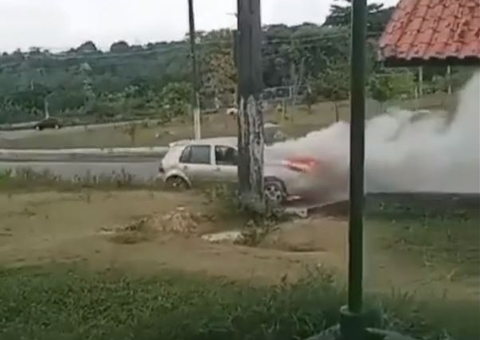 Incêndio 'engole' carro no meio da rua em Manaus, veja vídeo