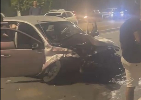 Carros ficam destruídos em acidente grave na Avenida do Turismo