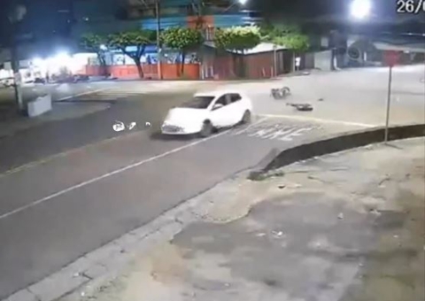Vídeo: Piloto e passageiro são lançados de moto durante acidente em Manaus