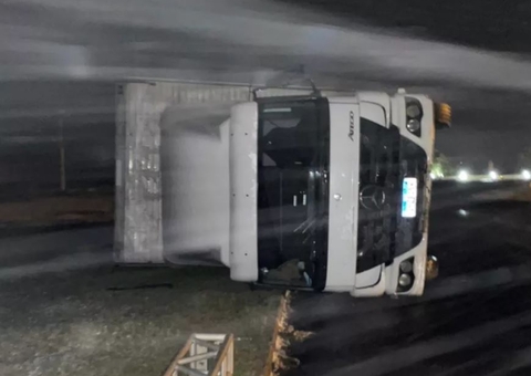 Rajada de vento violenta faz caminhão tombar e estrada é interditada