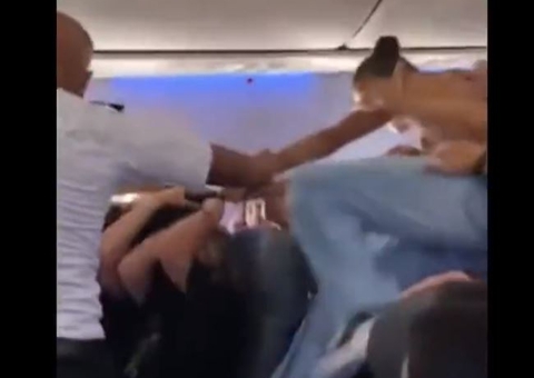 Vídeo: Mulheres vão aos tapas e puxões de cabelo em barraco histórico dentro de voo da Gol