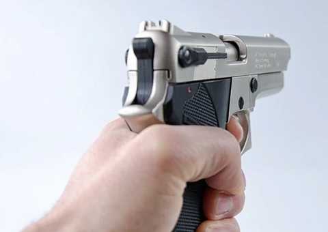 Dupla é presa com pistola falsa e celulares roubados em Manaus