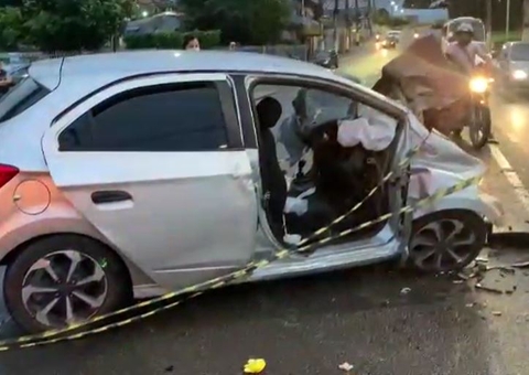 Vídeo: Motorista de app e passageira ficam feridos em acidente gravíssimo em Manaus