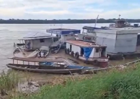 Vídeo: Pontão atinge flutuantes e moradores desesperados se jogam no rio em Borba