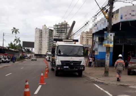 Rua é parcialmente bloqueada para serviço em Manaus