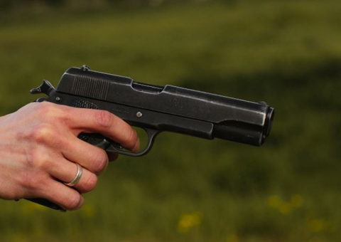 Dupla que assaltava visitantes no entorno de cemitério é presa em Manaus