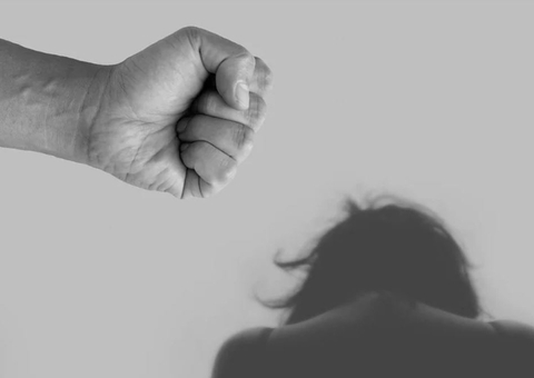 Ferida, mulher caminha por quilômetros para denunciar marido por agressão em Manaus