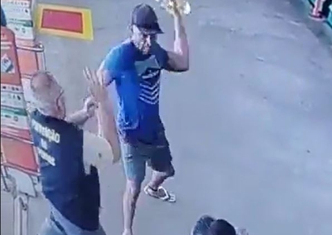 Vídeo: Detento 'surta' e agride funcionário dentro de supermercado em Manaus