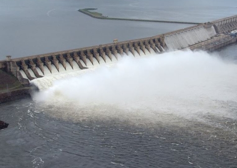 Após polêmica, Eletrobras abre comportas da Hidrelétrica de Balbina