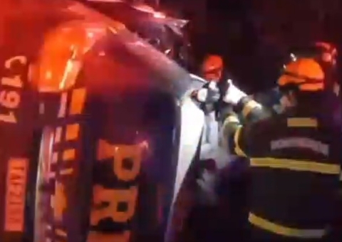 Vítimas de acidente com viatura da PRF ficaram presas às ferragens; veja vídeo