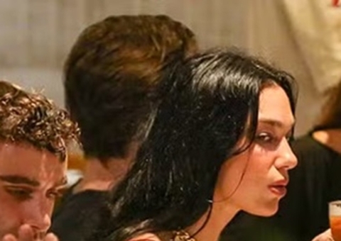 Tomando um 'chopinho', Dua Lipa é clicada em restaurante no Rio; fotos