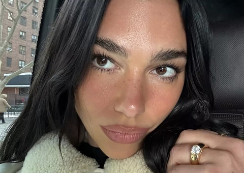 Dua Lipa confirma noivado com ator Callum Turner