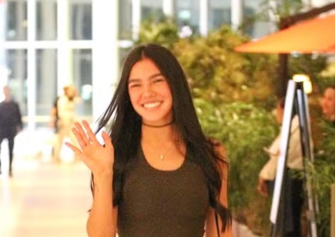 Duda Guerra esbanja simpatia para paparazzi no shopping após término com Benício Huck