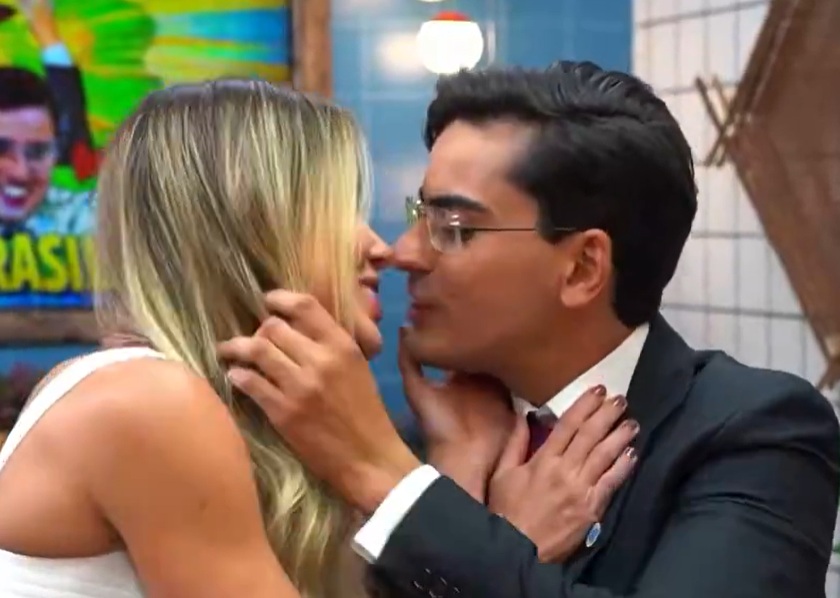 Dudu e Saory dão beijão de língua e confirmam namoro após A Fazenda 17