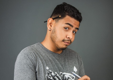 Duelo de piadas: pai vs filho movimenta Teatro Gebes Medeiros