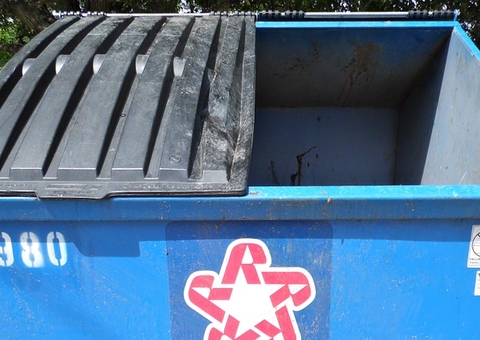 Casal é flagrado fazendo sexo em lixeira de mercado 