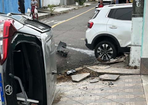 Acidente destrói carros e deixa dois feridos em Manaus 