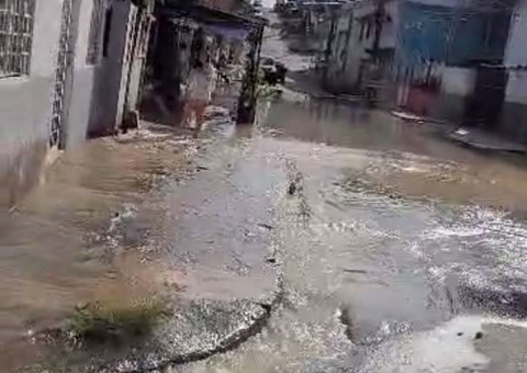 Ruas alagam após tubulação de água se romper em Manaus, veja vídeo