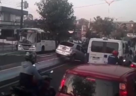 Acidente com carro causa congestionamento quilométrico em avenida de Manaus