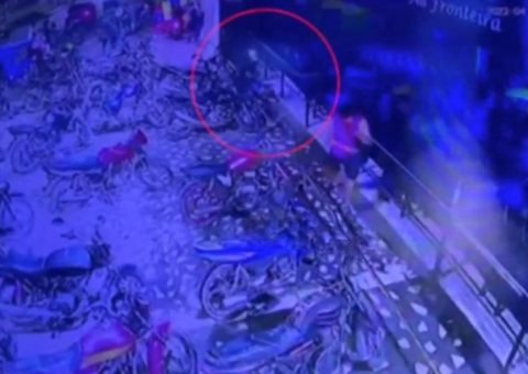 Vídeo mostra pistoleiro executando irmãs colombianas em boate no Amazonas