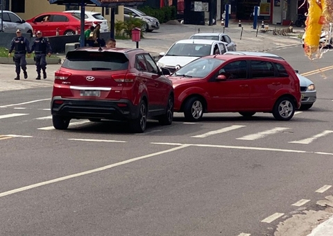 Acidente entre carros gera briga entre motoristas e caos no trânsito no Parque Dez