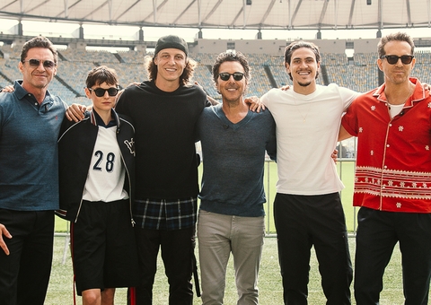 Hugh Jackman e Ryan Reynolds batem bola com craques do Flamengo no Maracanã; veja fotos