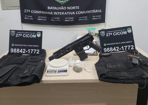 Polícia apreende fuzil falso e coletes à prova de balas em Manaus